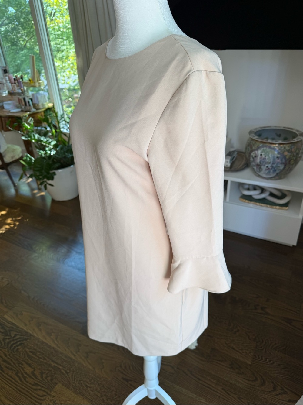 Women's Short Sleeve Cream Ruffle-Cuff Shift Dress